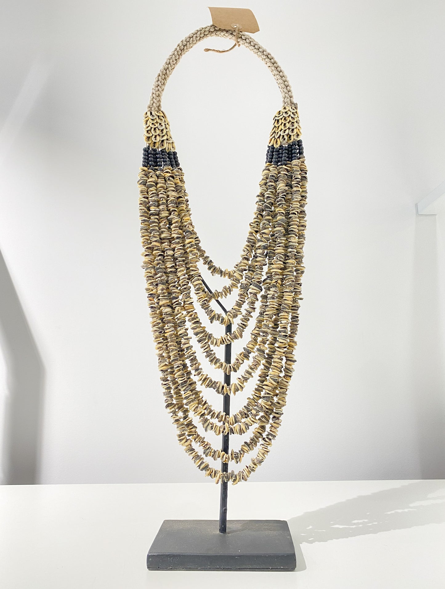 4003 Standaard met kralenketting bruin