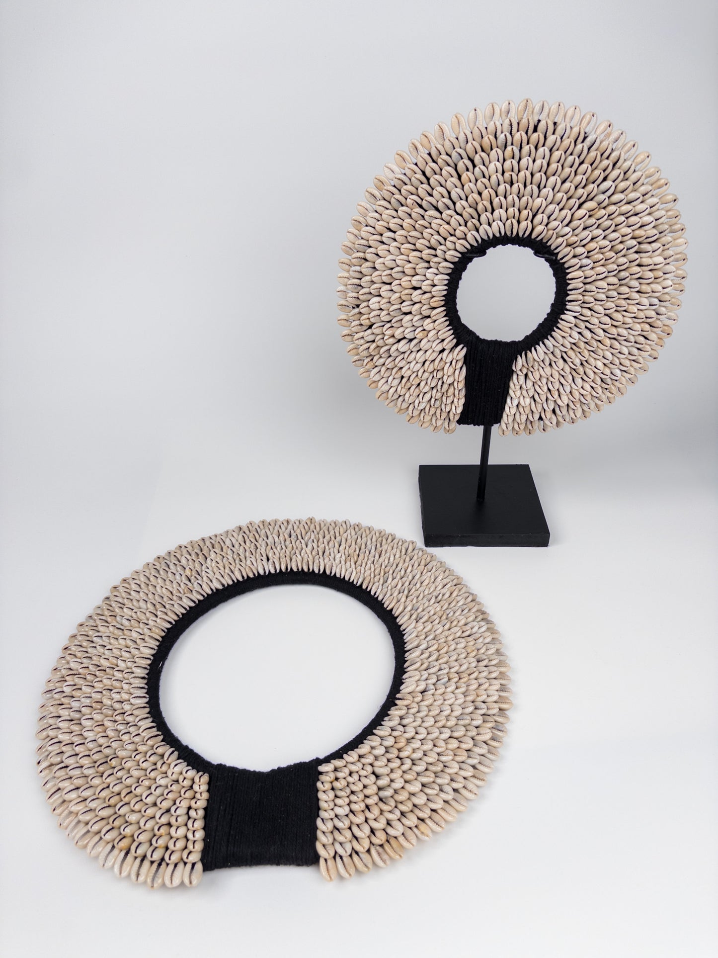 600061 papua 40 cm zwart met witte schelpen excl standaard