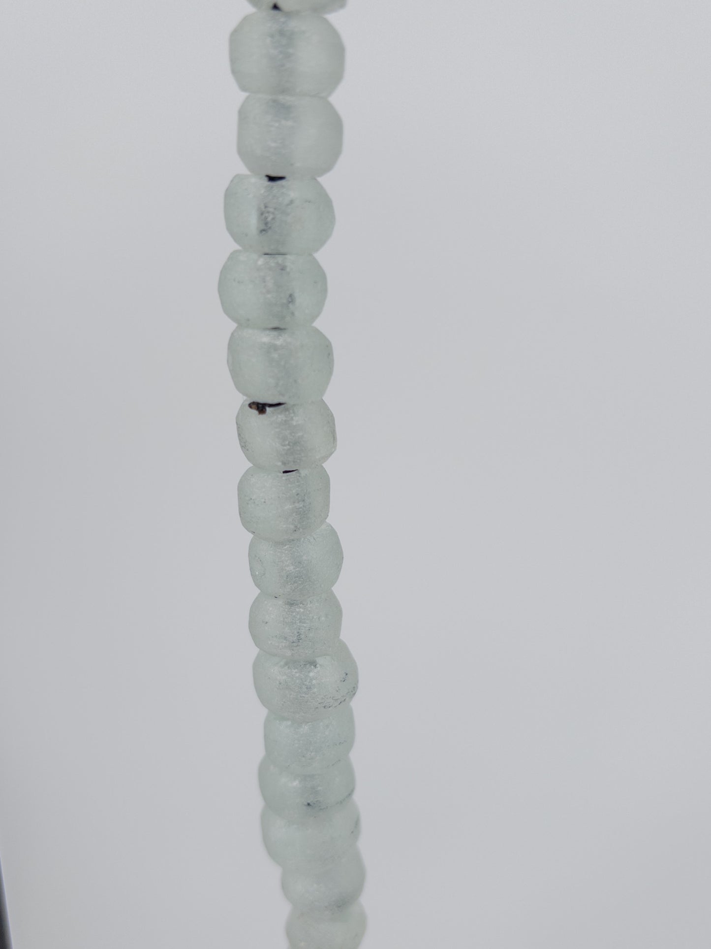 2021403 Witte kralen op standaard ca 35 cm hoog