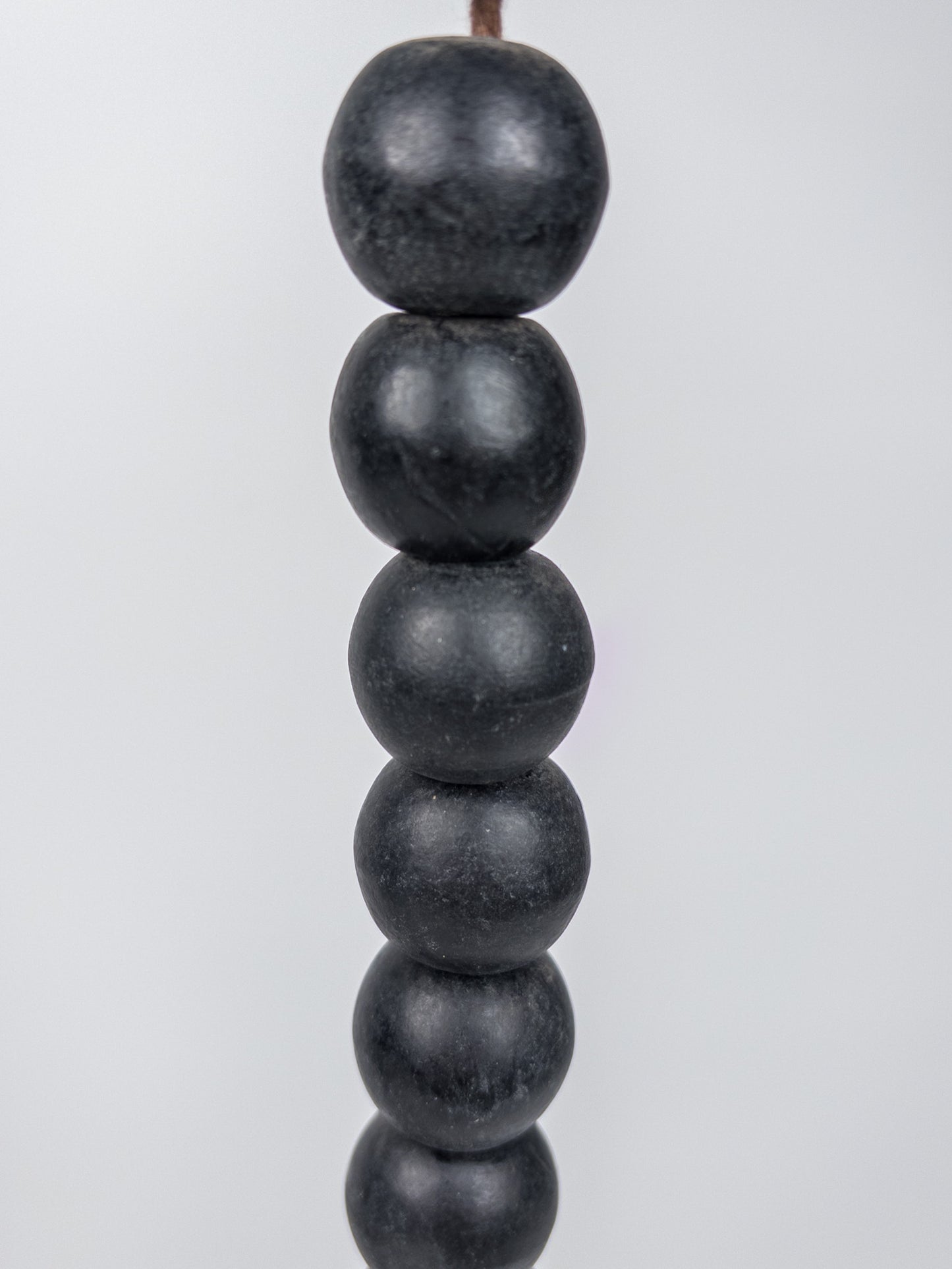 2021402 zwarte kralen op standaard ca 35cm hoog