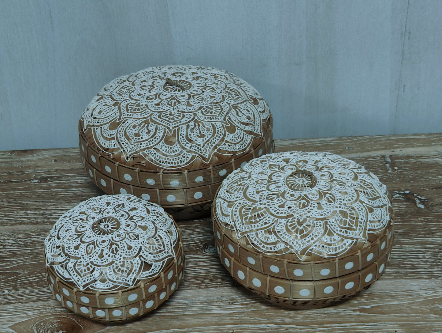 211103 Lage bamboe bakje rond wit geschilderd set van 3