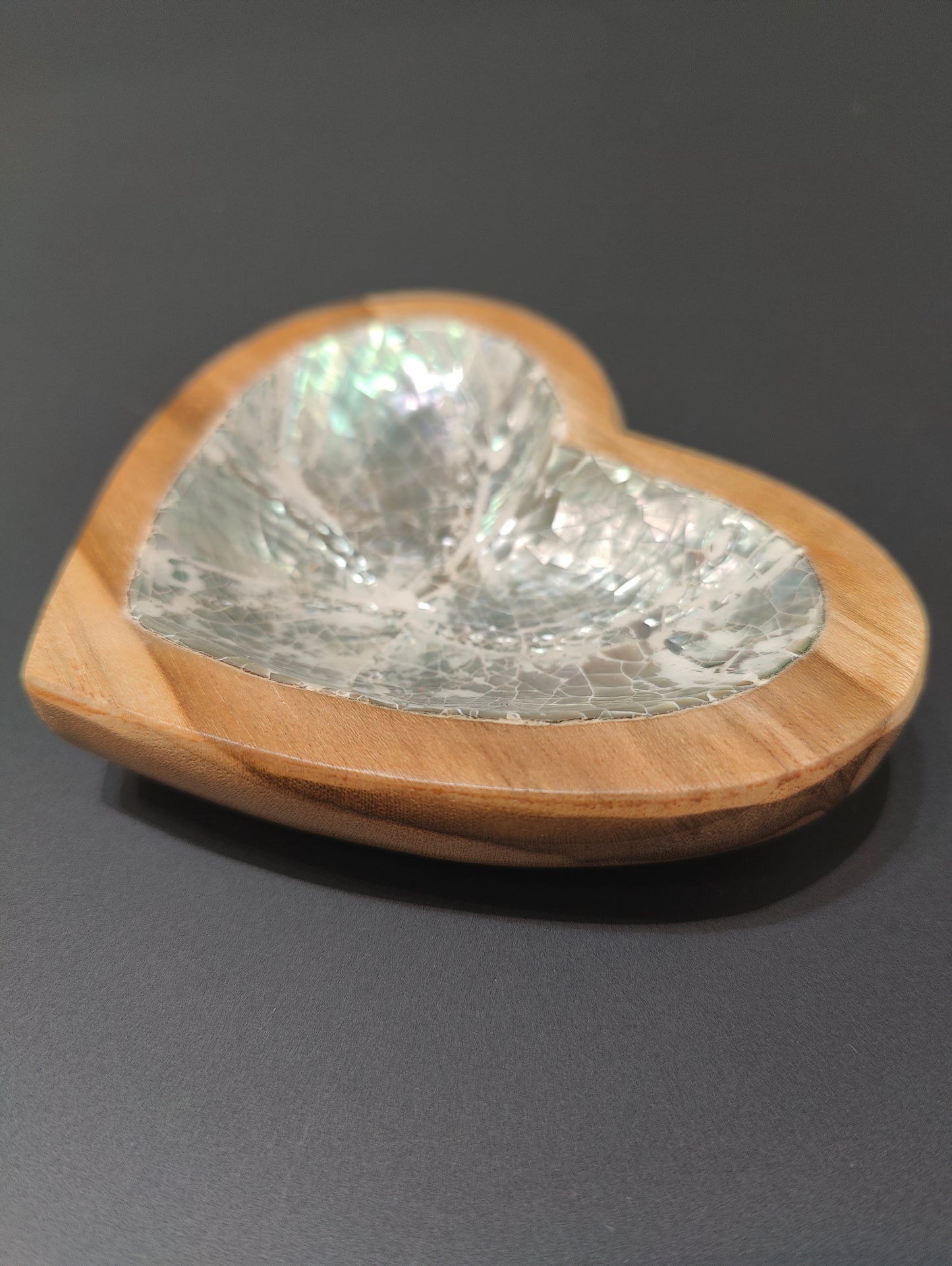 JT021 Houten hartje met parlemoer binnenzijde