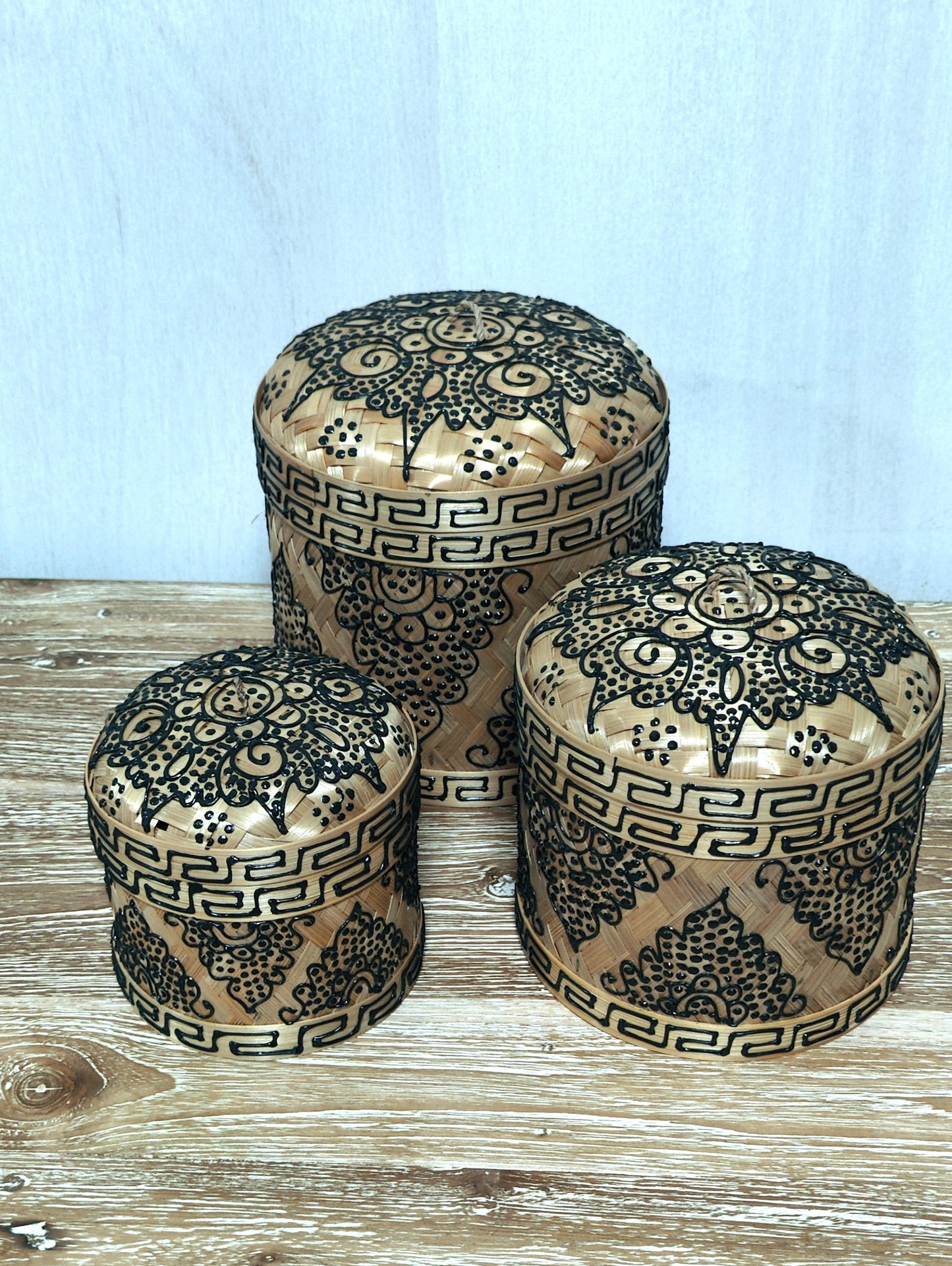 211102 bamboe bakjes hoog rond zwart de grootste is 25 cm diameter en ca 30 cm hoog