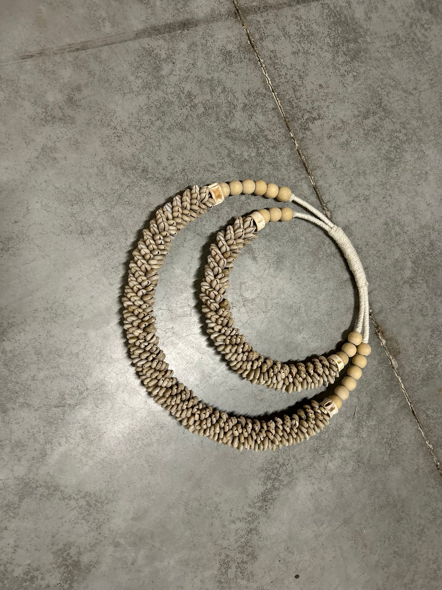 600062 Wanddecoratie rond 2 lagen schelpen en kralen