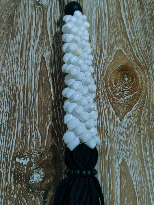 212101Z		Gordijnhanger zwart met witte schelpen