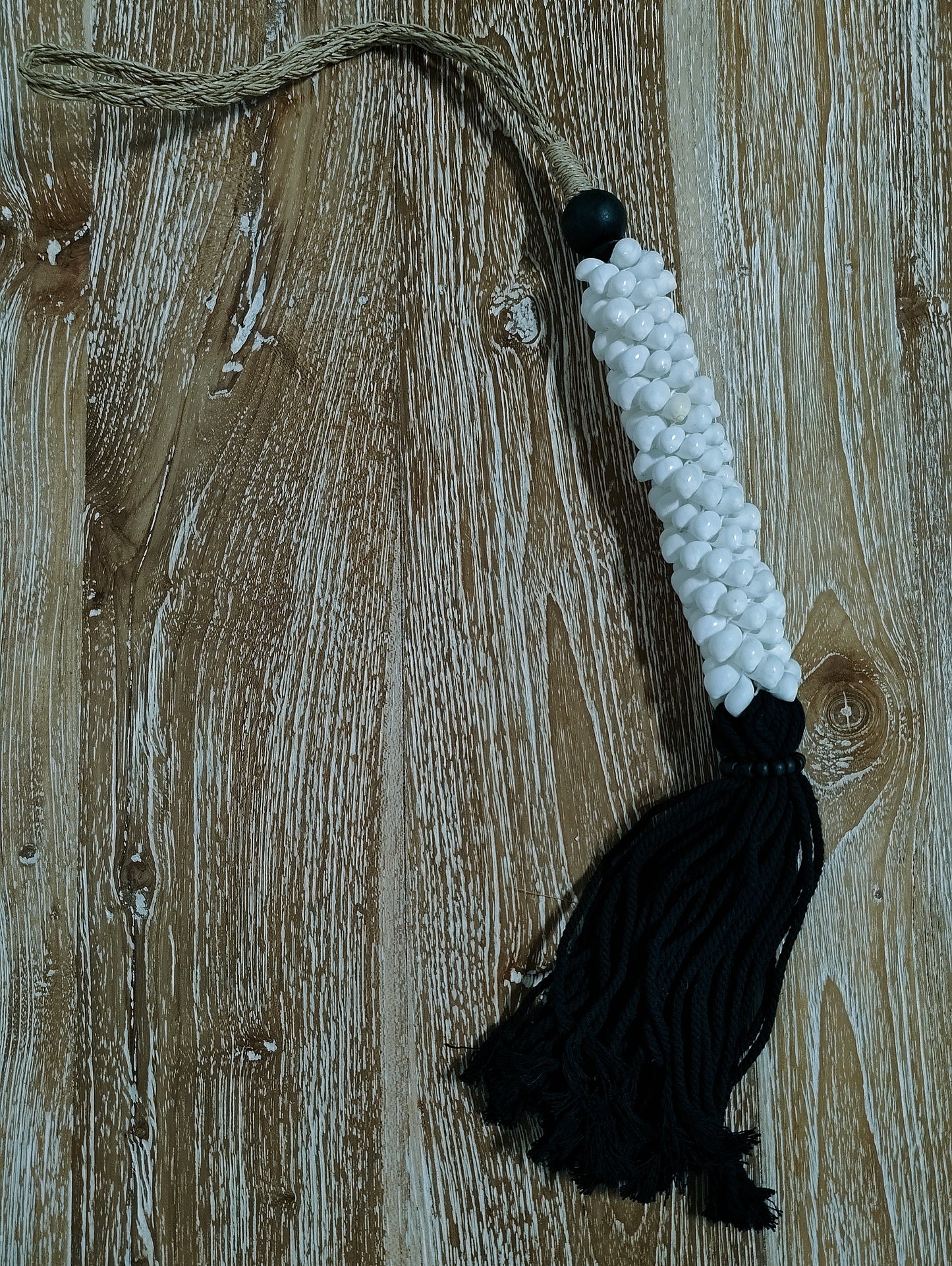 212101Z		Gordijnhanger zwart met witte schelpen