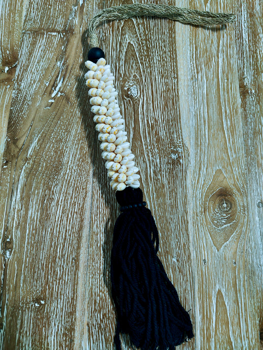 212101 C		Gordijnhanger zwart met beige uitstaande schelpen