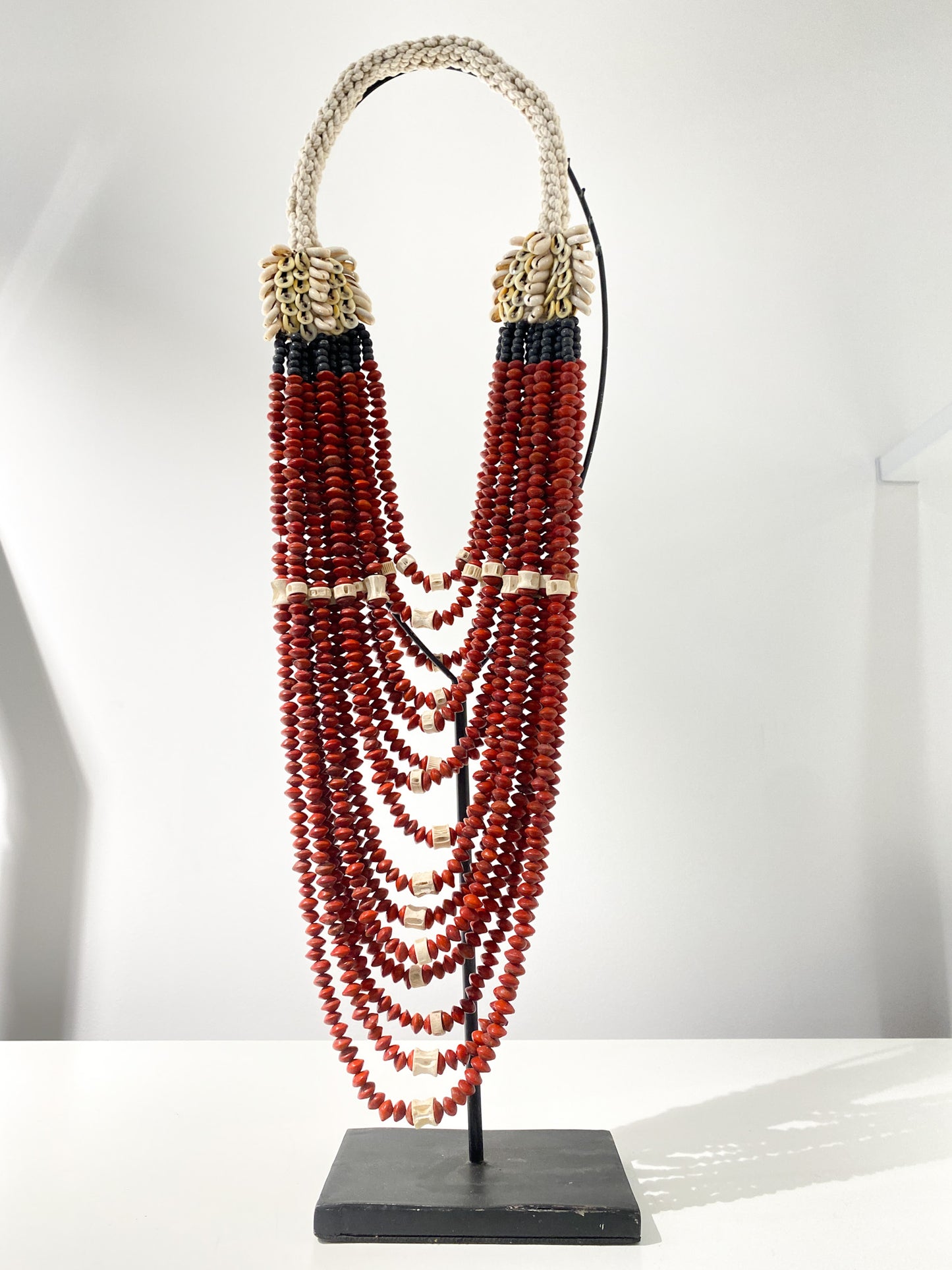 4004 Standaard met kralenketting rood