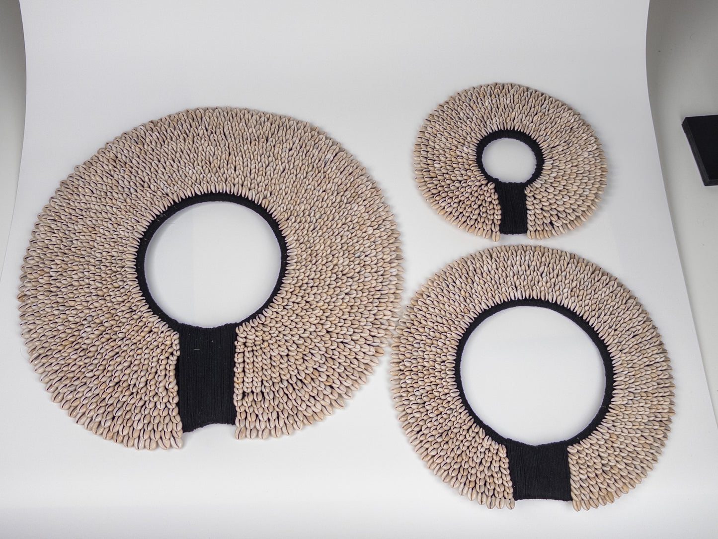 600061		papua 40  cm zwart met witte schelpen excl standaard