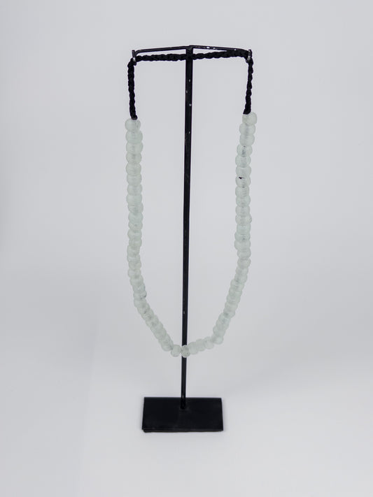 2021403		Witte  kralen op standaard ca 35 cm hoog