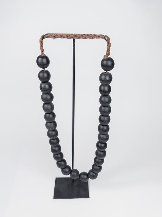 2021402		zwarte kralen op standaard ca 35cm hoog