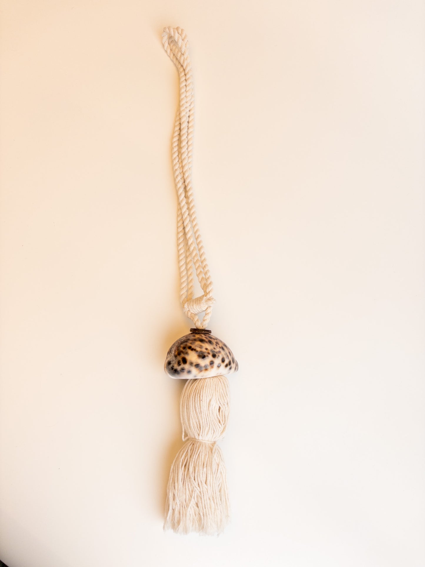 j105		schelp aan wit koord