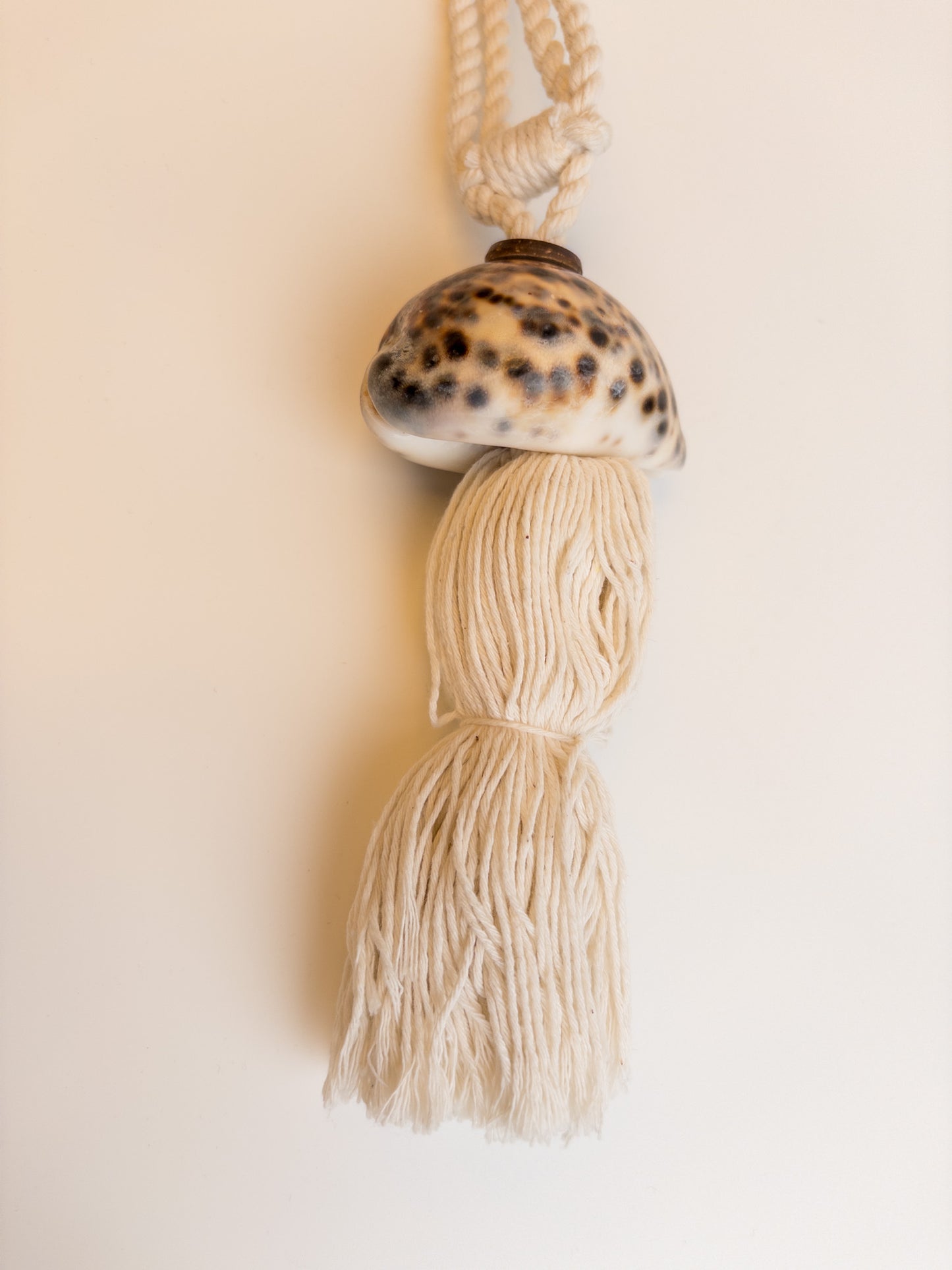 j105		schelp aan wit koord