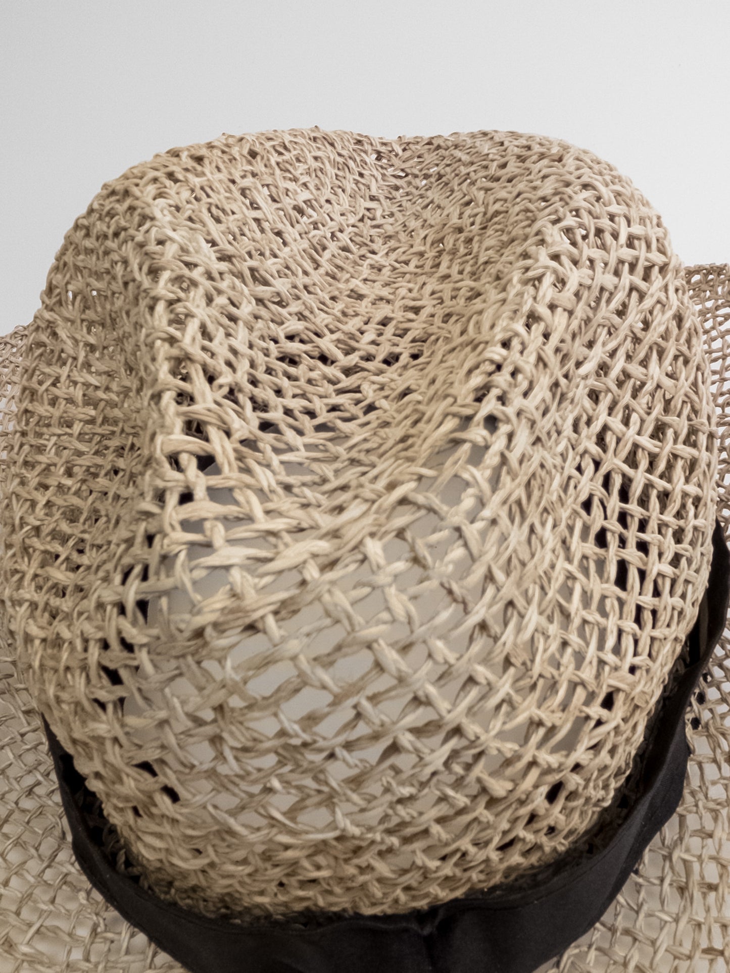 600023		decoratie hoed met zwarte rand