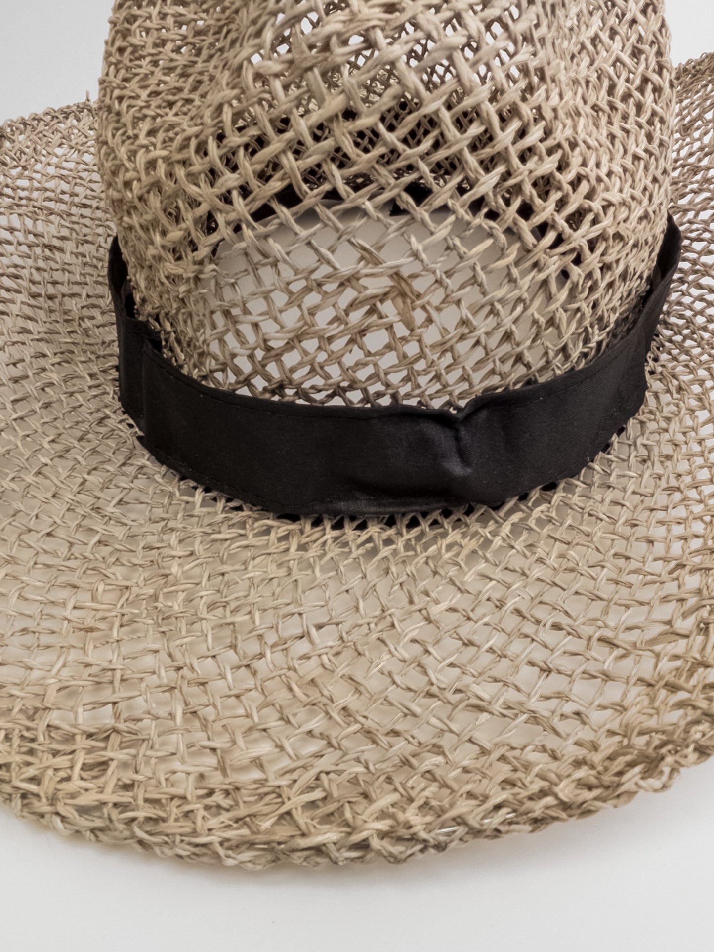 600023		decoratie hoed met zwarte rand