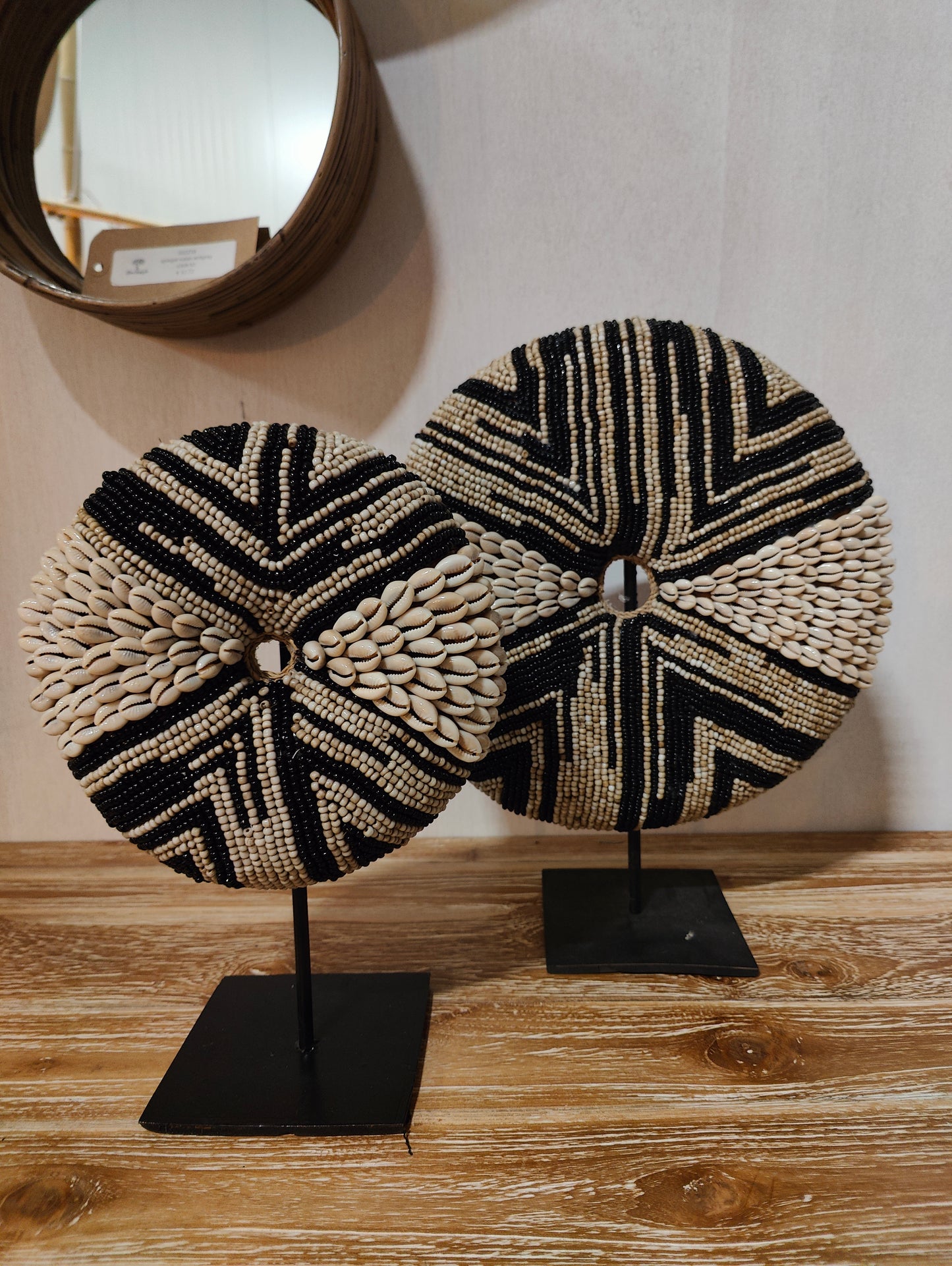 BF 312 B		Deco op standaard zwart 26 cm met beige schelpen en kralen