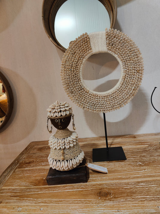 BF 313B	Deco op standaard beige schelpen wit touw diam 20 cm en 30 cm hoog