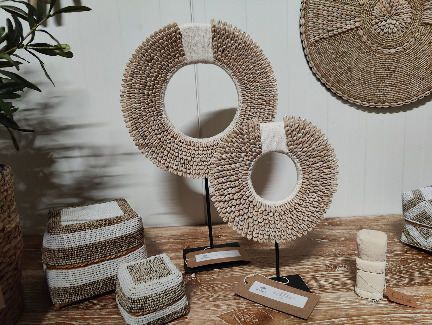 BF 313A		Decoratie 30 cm  van beige schelpen en wit touw op standaard