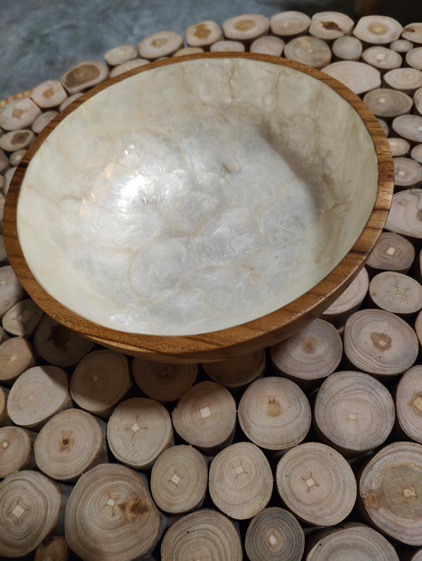 BF38A		hardhouten sla schaal met witte parlemoer binnenzijde MET BESTEK