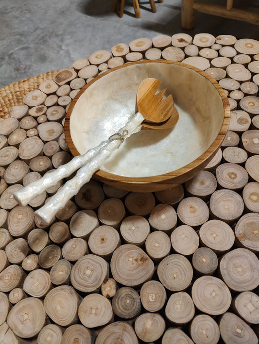 BF38A		hardhouten sla schaal met witte parlemoer binnenzijde MET BESTEK