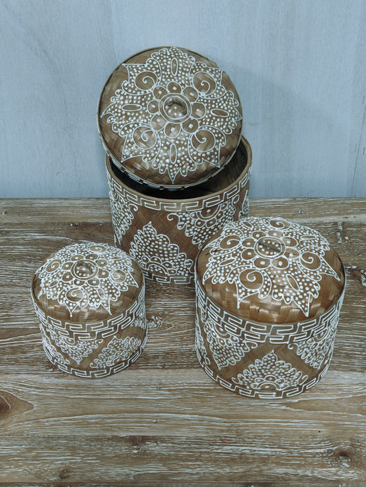211102A		bamboe bakjes hoog rond  wit set van 3 de grootste 25cm diameter30 cm hoog