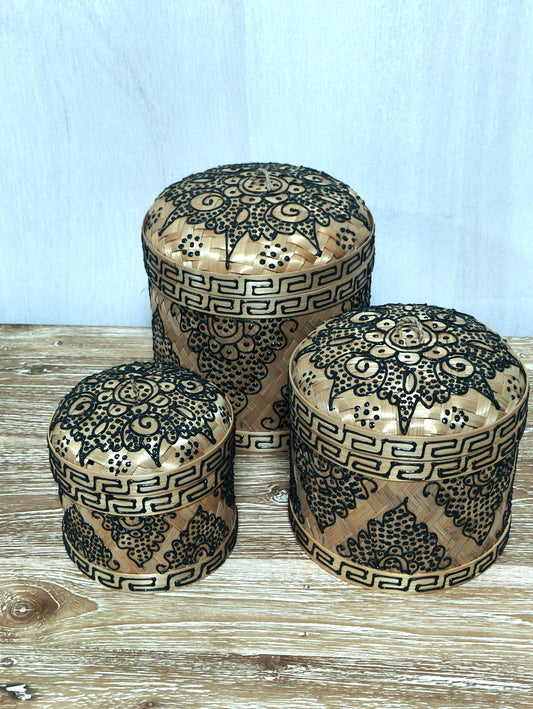 211102		bamboe bakjes hoog rond zwart de grootste is 25 cm diameter en ca 30 cm hoog