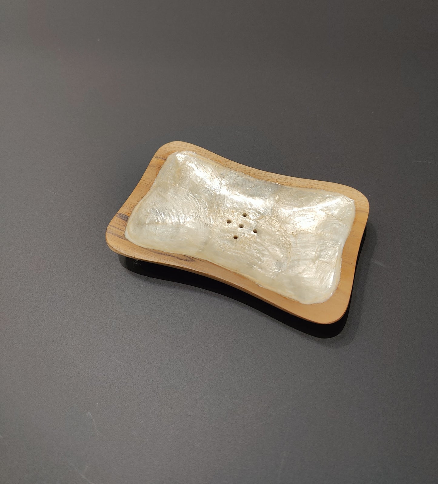 BF 319  Zeepbakje rechtoekig teakhout met parlemoer