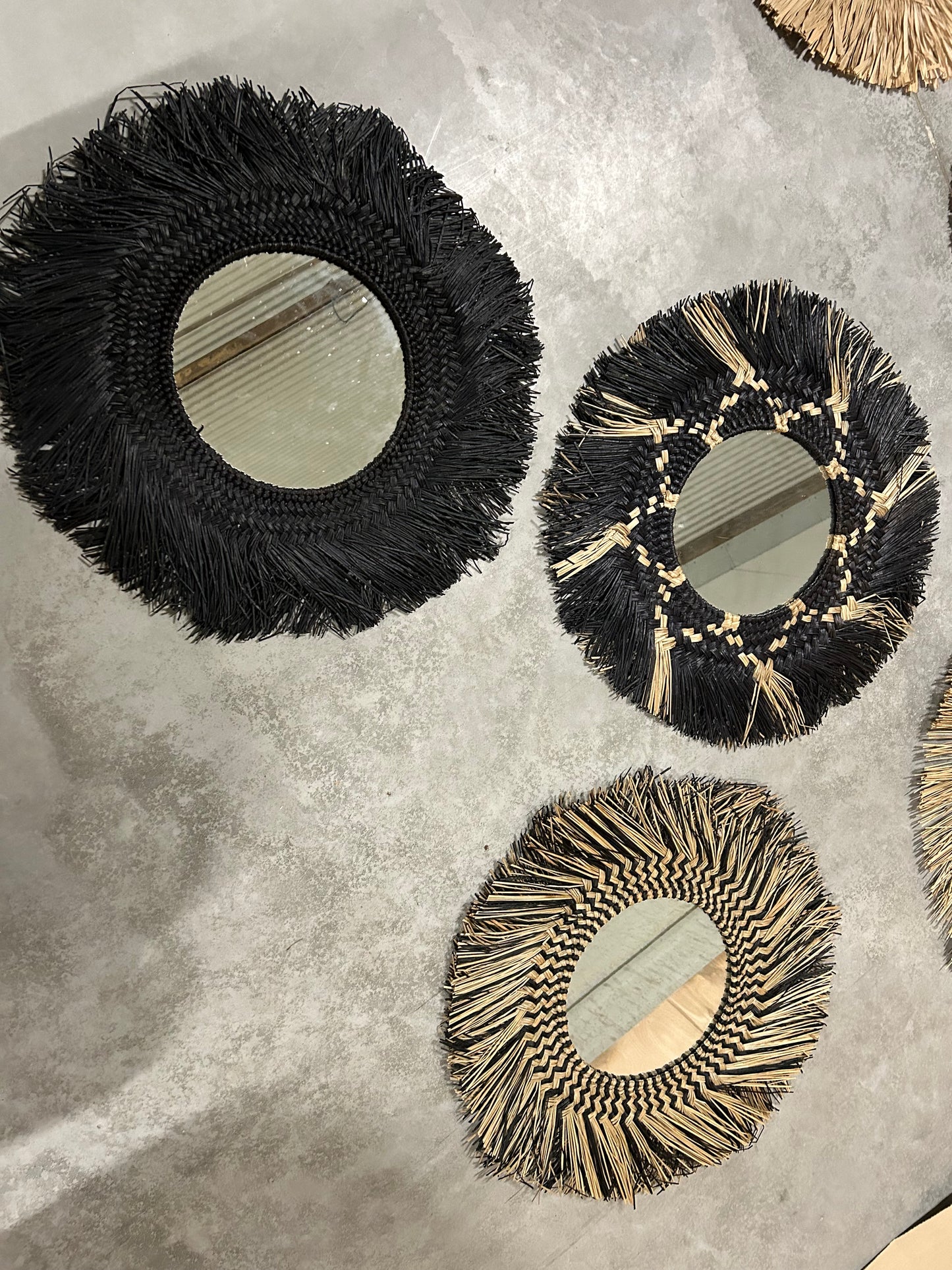 600046	spiegel riet zwart  met naturel70 cm