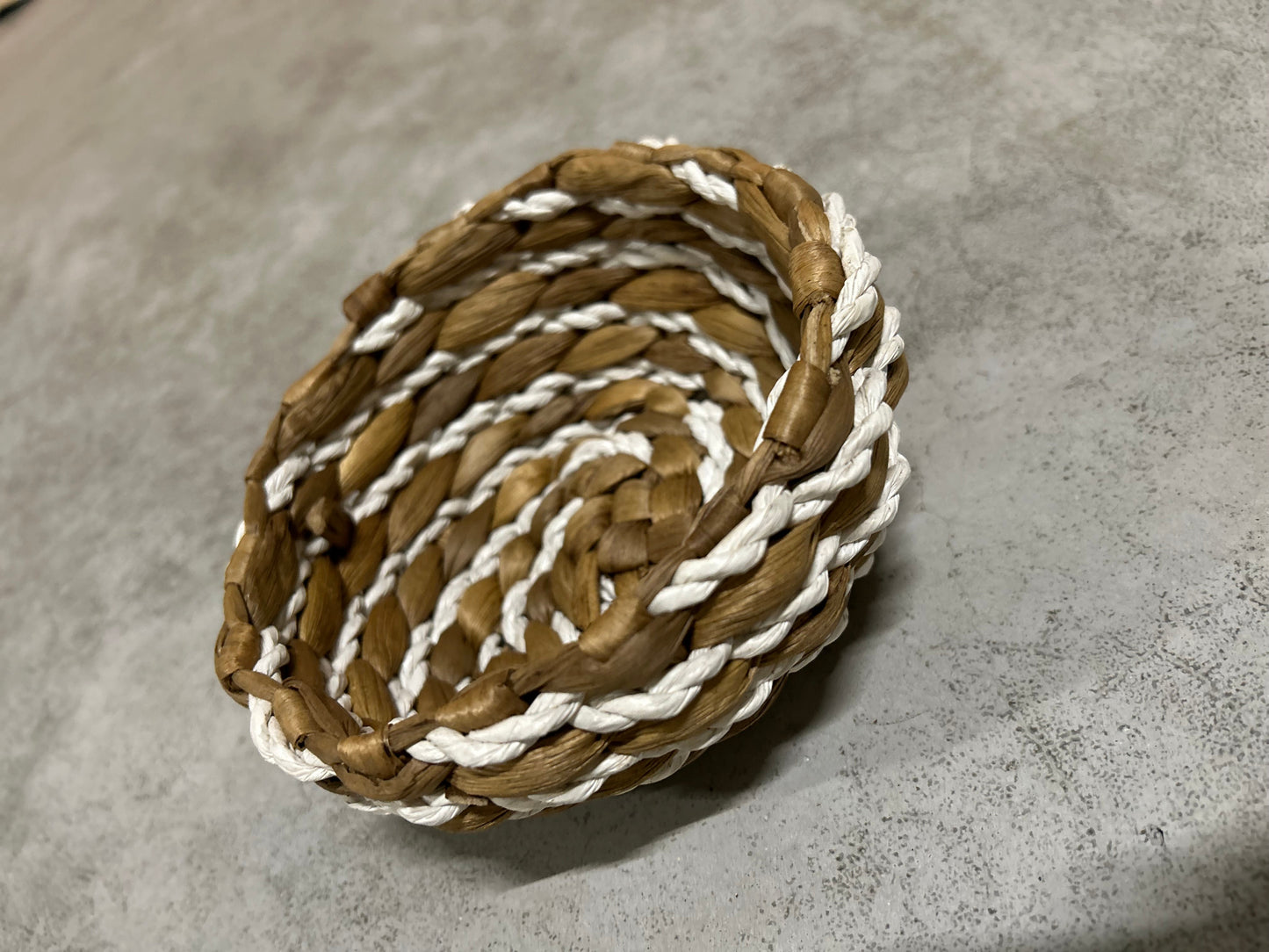 600049		bowl (mandje) beige/wit