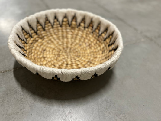 600054A		 fruitmand wit met zwarte katoen met naturel zeegras