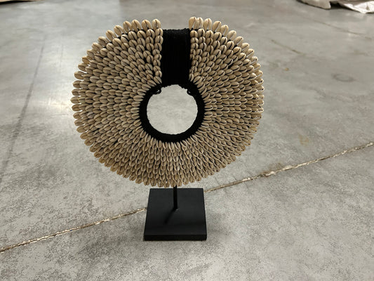 600061		papua 40  cm zwart met witte schelpen excl standaard