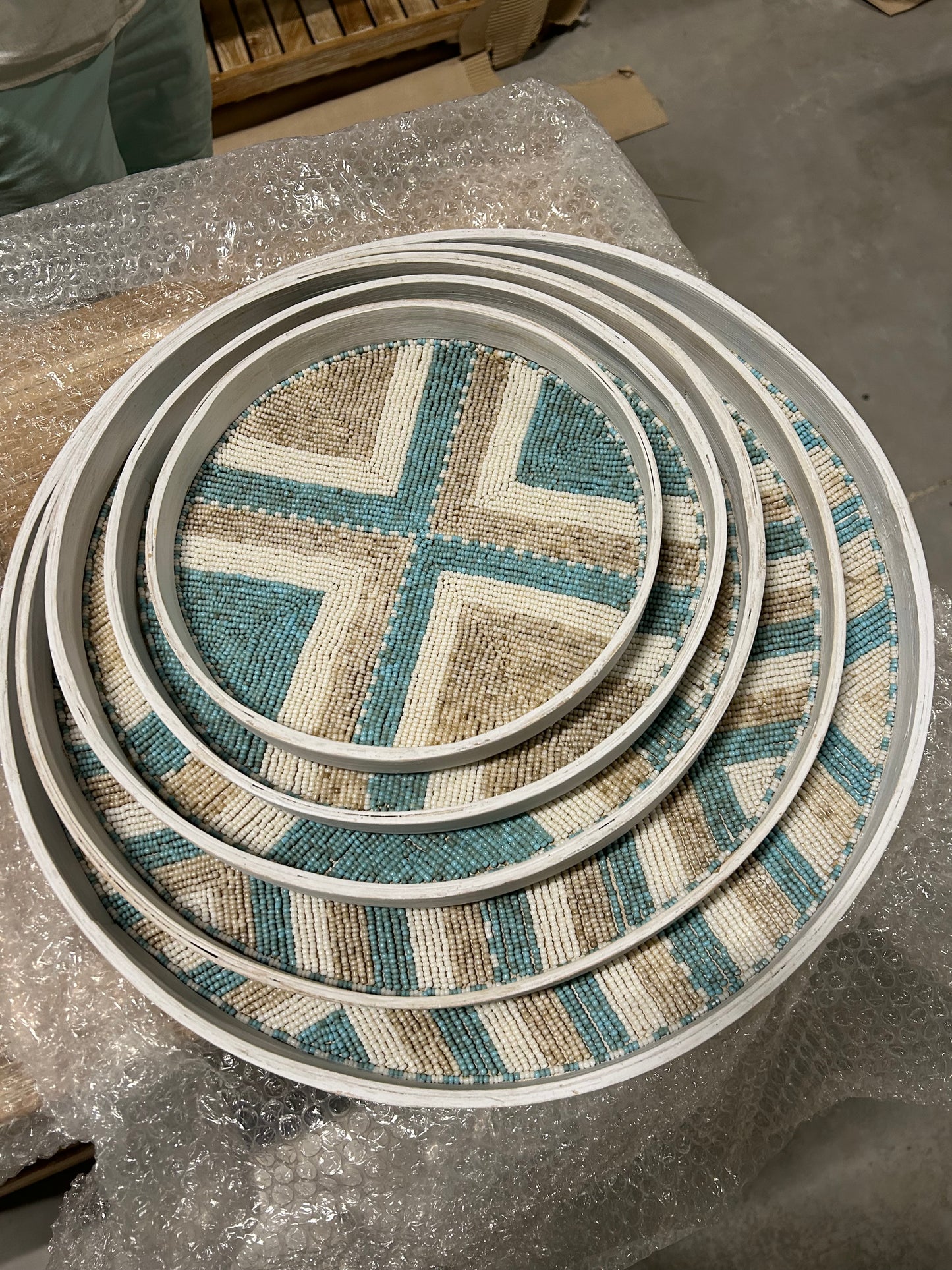 BF 37		Dienbladen set aqua met wit en beige  kruis     25cm , 30, 35,41, 45 cm ook apart verkrijgbaar